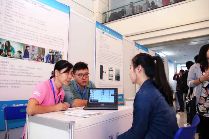 图为文学院教师郭艳梅和主创学生在年会推介现场